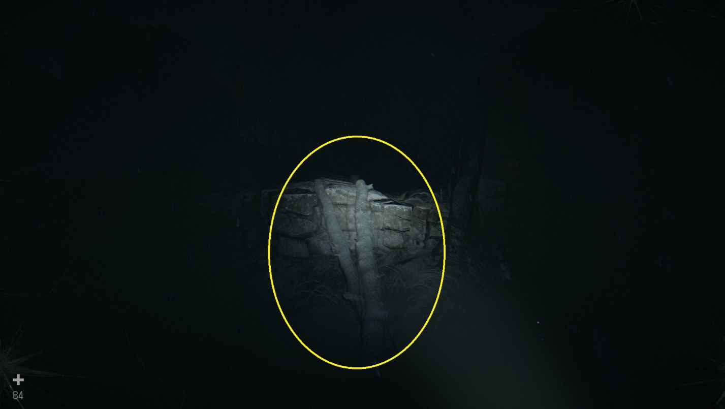 Скрытый проход между камнями к заброшенной палатке