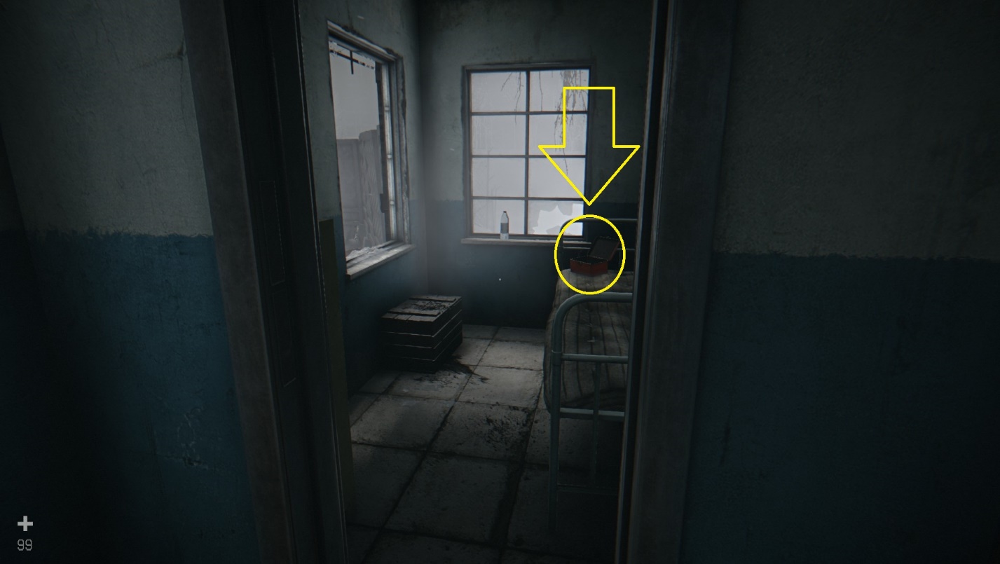 Красная коробка с аудиокассетой у железнодорожного переезда