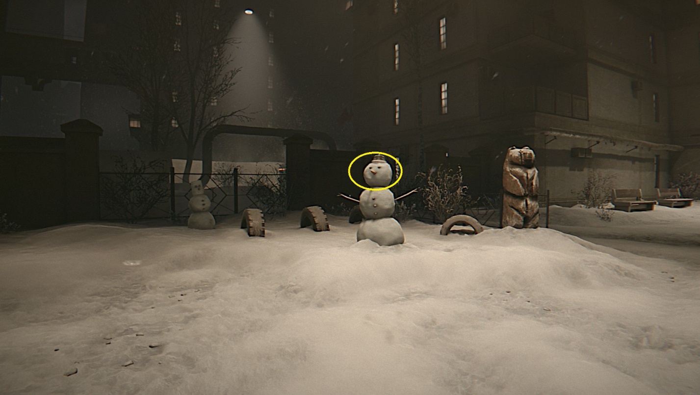 Снеговик на детской площадке с морковным носом