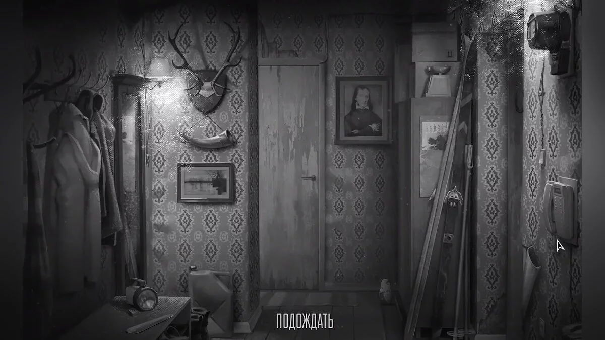 Коридор в доме Полины с оленьими рогами и старинным зеркалом