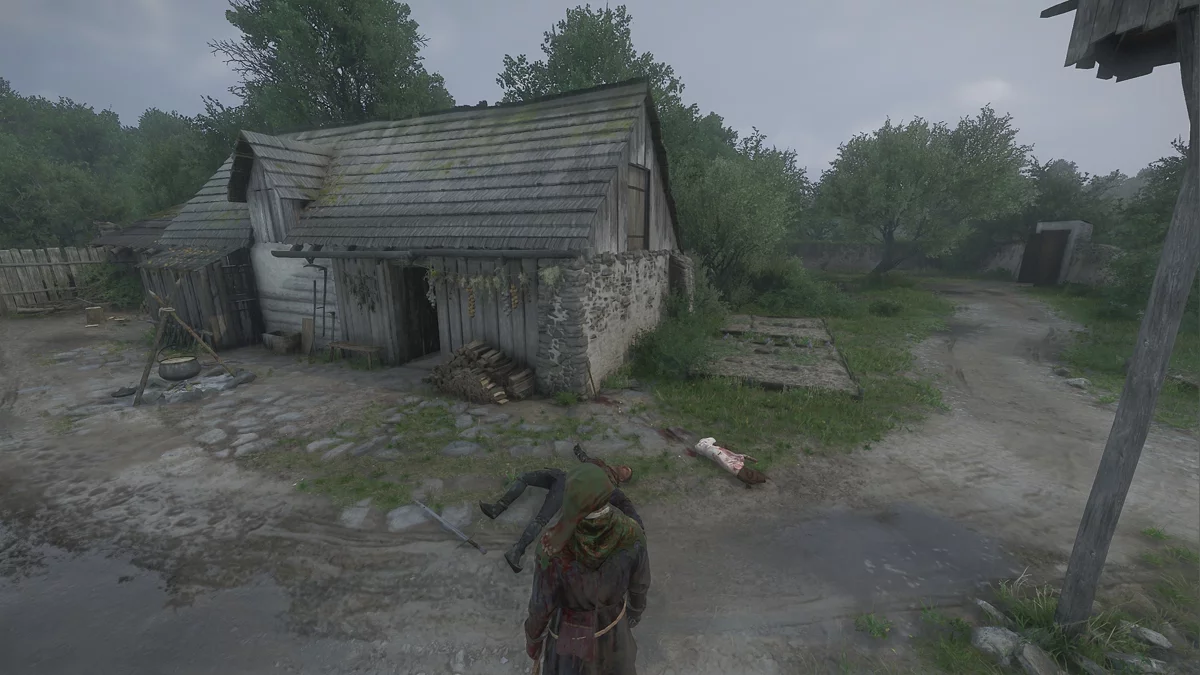 Сточный канал со следами тележки ведущими к дому травника