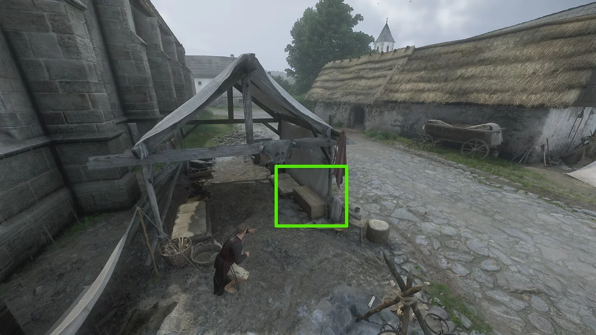 Коровья шкура в сундуке белой палатки у хозяйственных построек