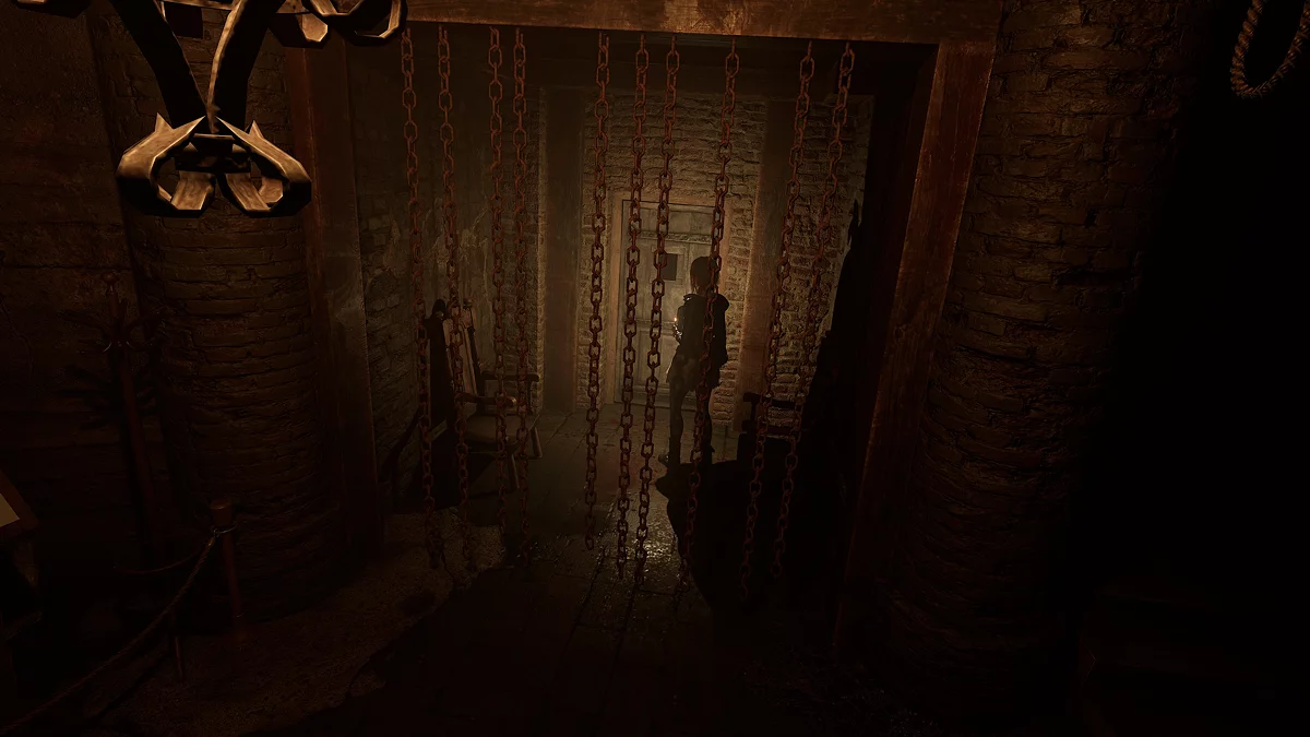 Большая железная дверь ведущая в музей пыток