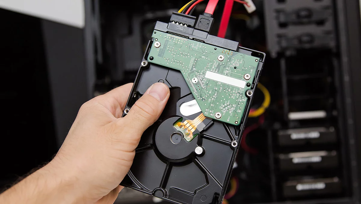 Внутреннее устройство жёсткого диска HDD с магнитными пластинами