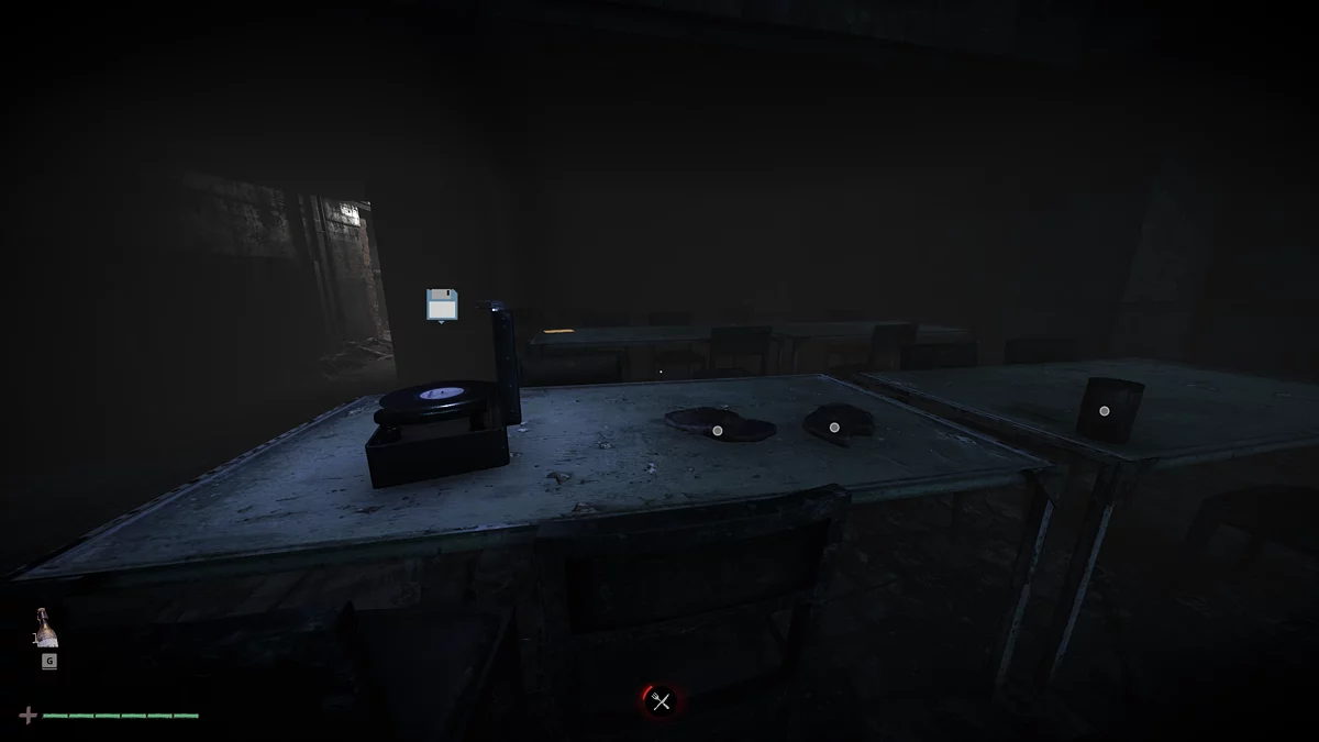 Трапезный зал с множеством припасов на столах