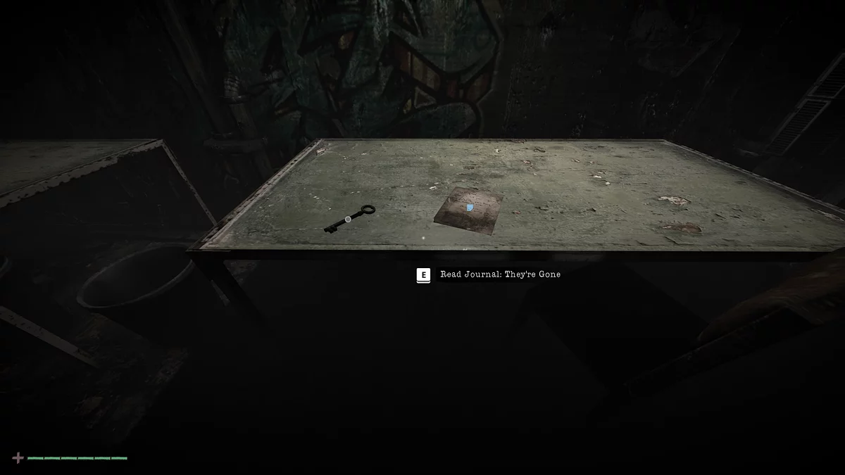 Запертая решётчатая дверь в коридоре