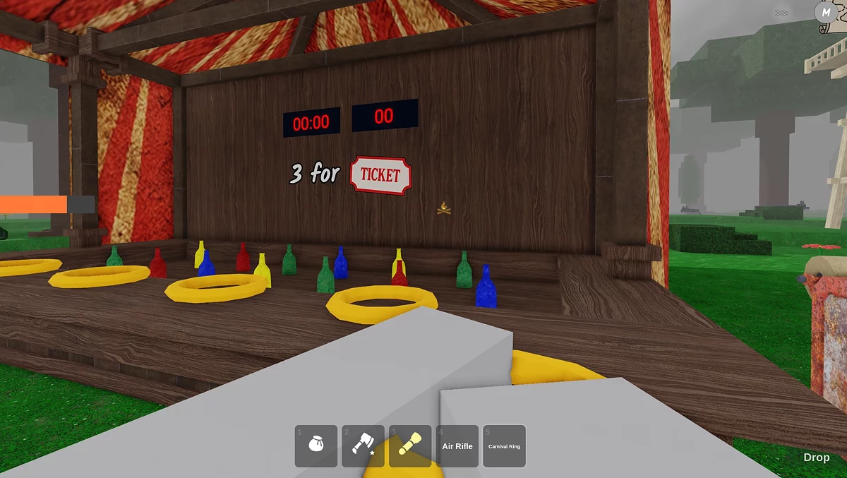 Мини-игра с бросками колец на бутылки на карнавале