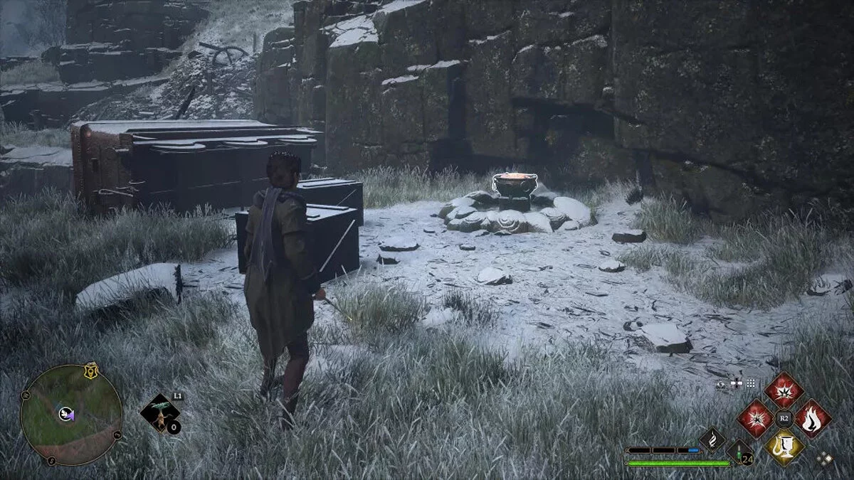 Три жаровни на каменных столбах разной высоты