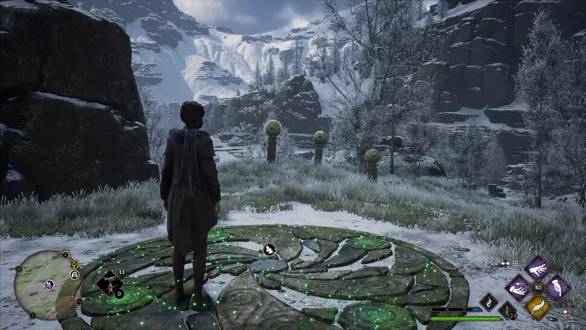 Каменные шары на высоких колоннах