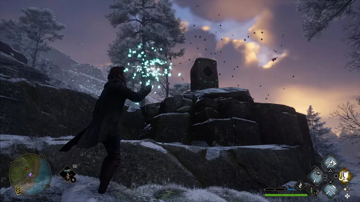 Рой светящихся мотыльков возле статуи