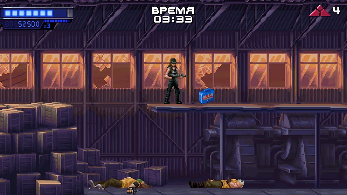 Байкер у красной машины с деревянным ящиком