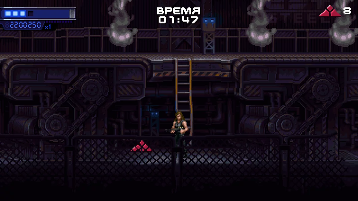 Лестница между газовыми трубами на сталелитейном заводе