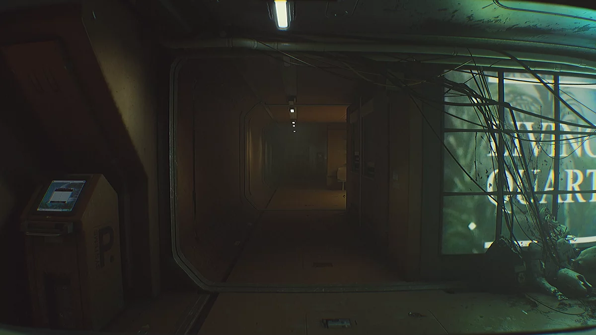 Оранжевый коридор жилого отсека с патрулирующим роботом