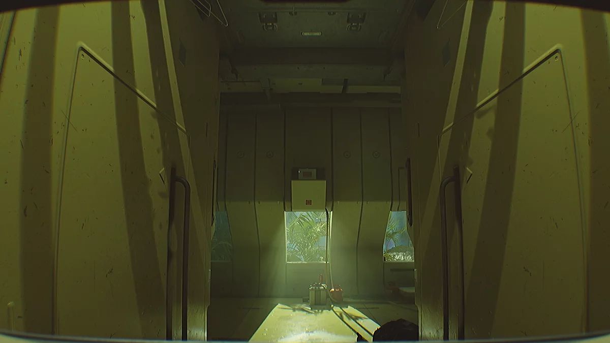 Заклинившая дверь с электрощитком для разблокировки