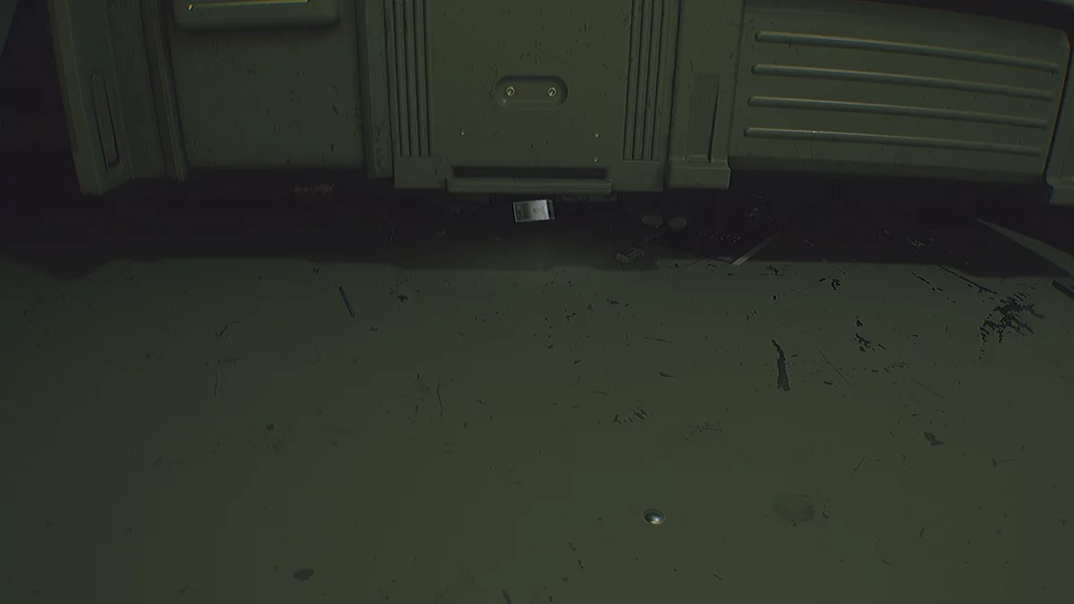 Личный пропуск упал под стол, необходимо присесть для подбора