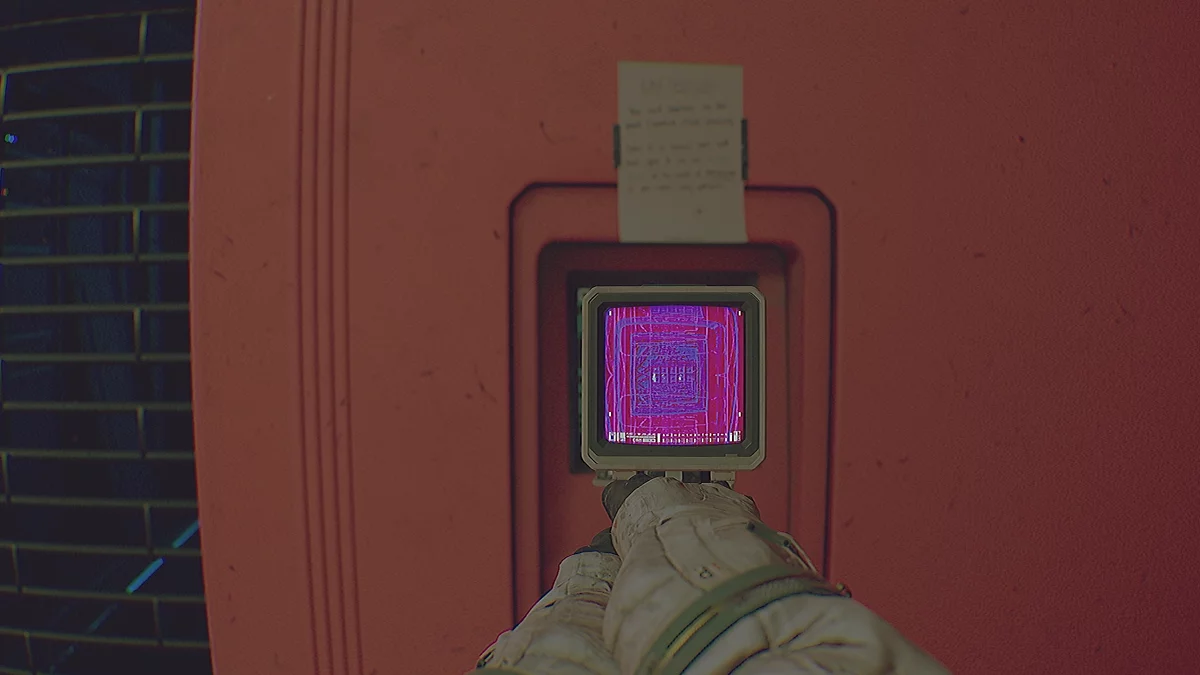 Красная комната с панелью доступа к электрощитку