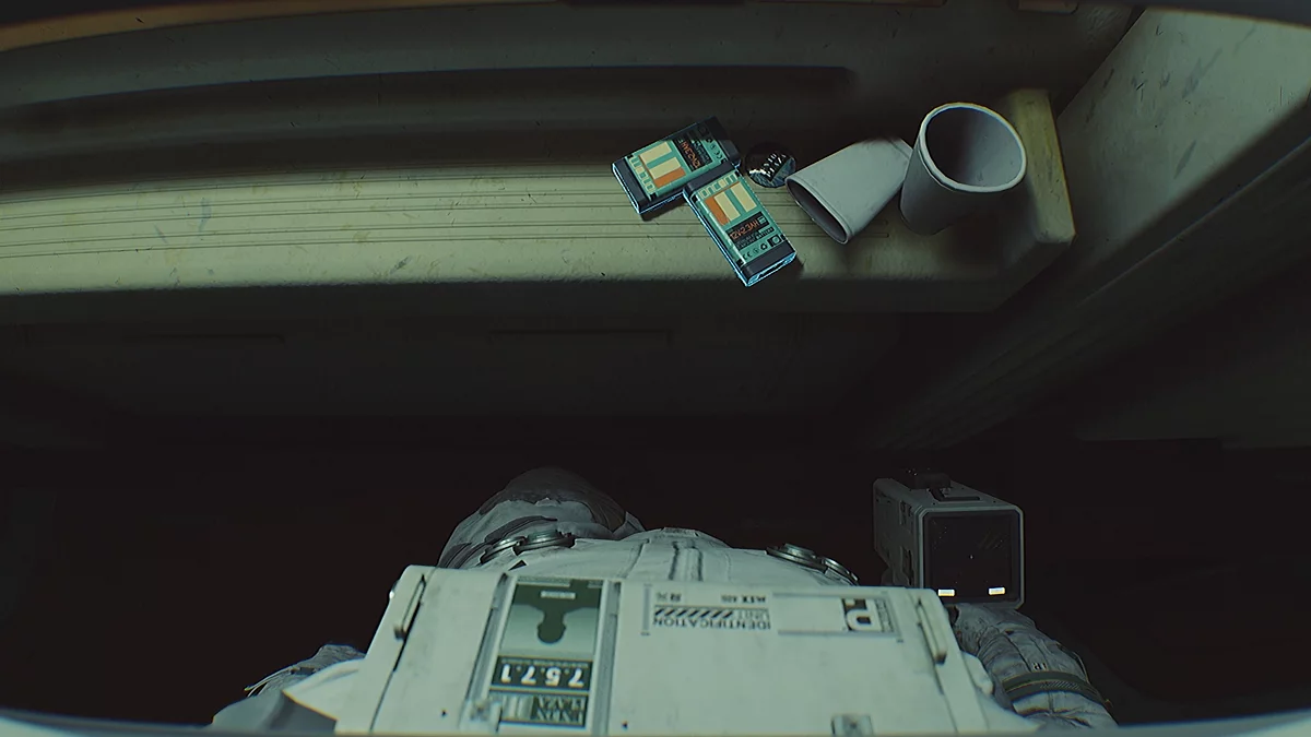 Жёлтый терминал входа с ID пропуска внизу экрана