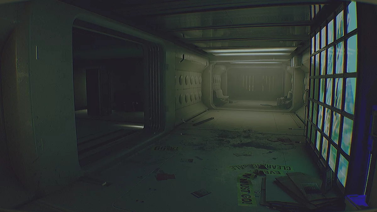 Панель с множеством экранов в коридоре торгового центра