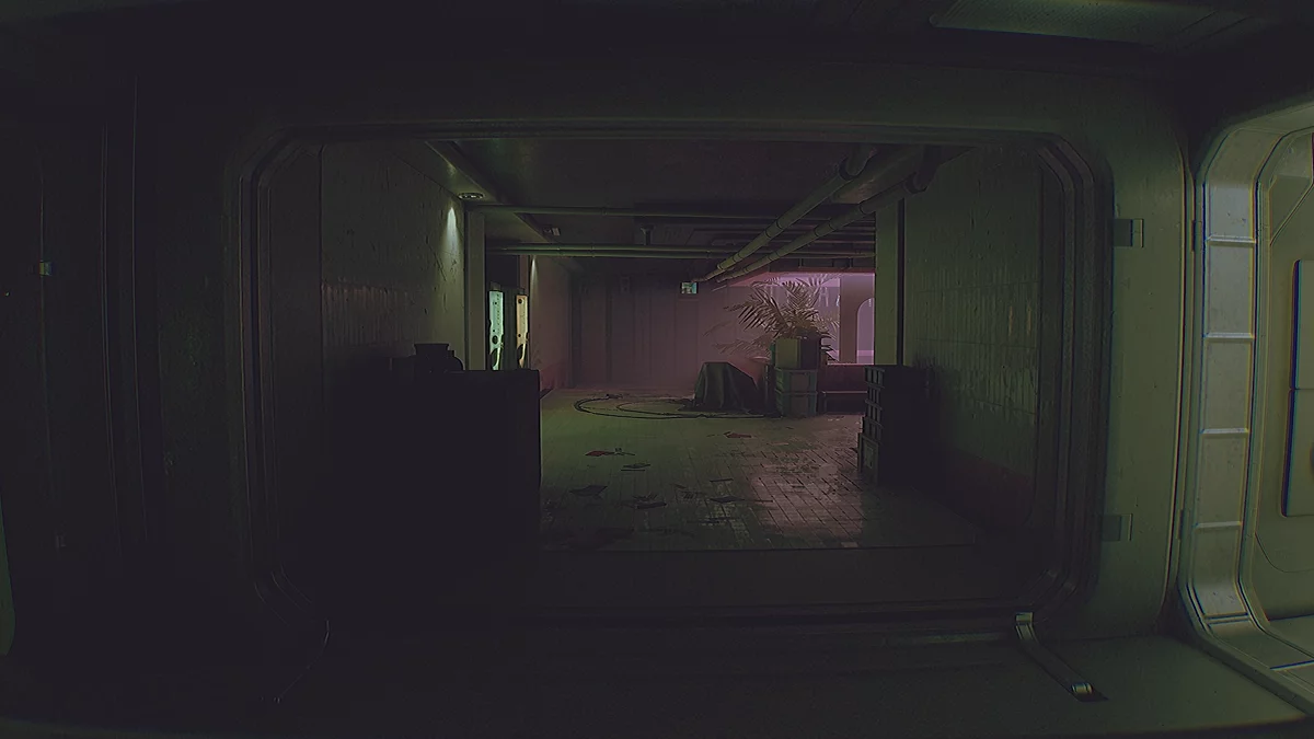 Помещение с розовой подсветкой в торговом комплексе