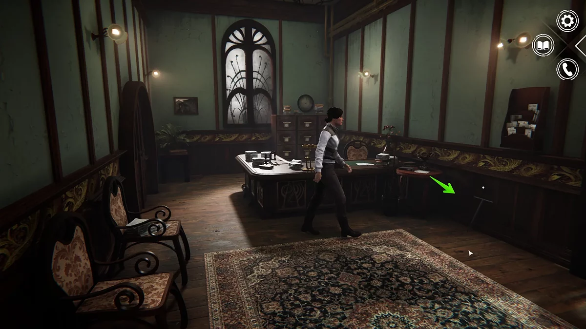 Металлический ключ от фабрики в холле офиса нотариуса