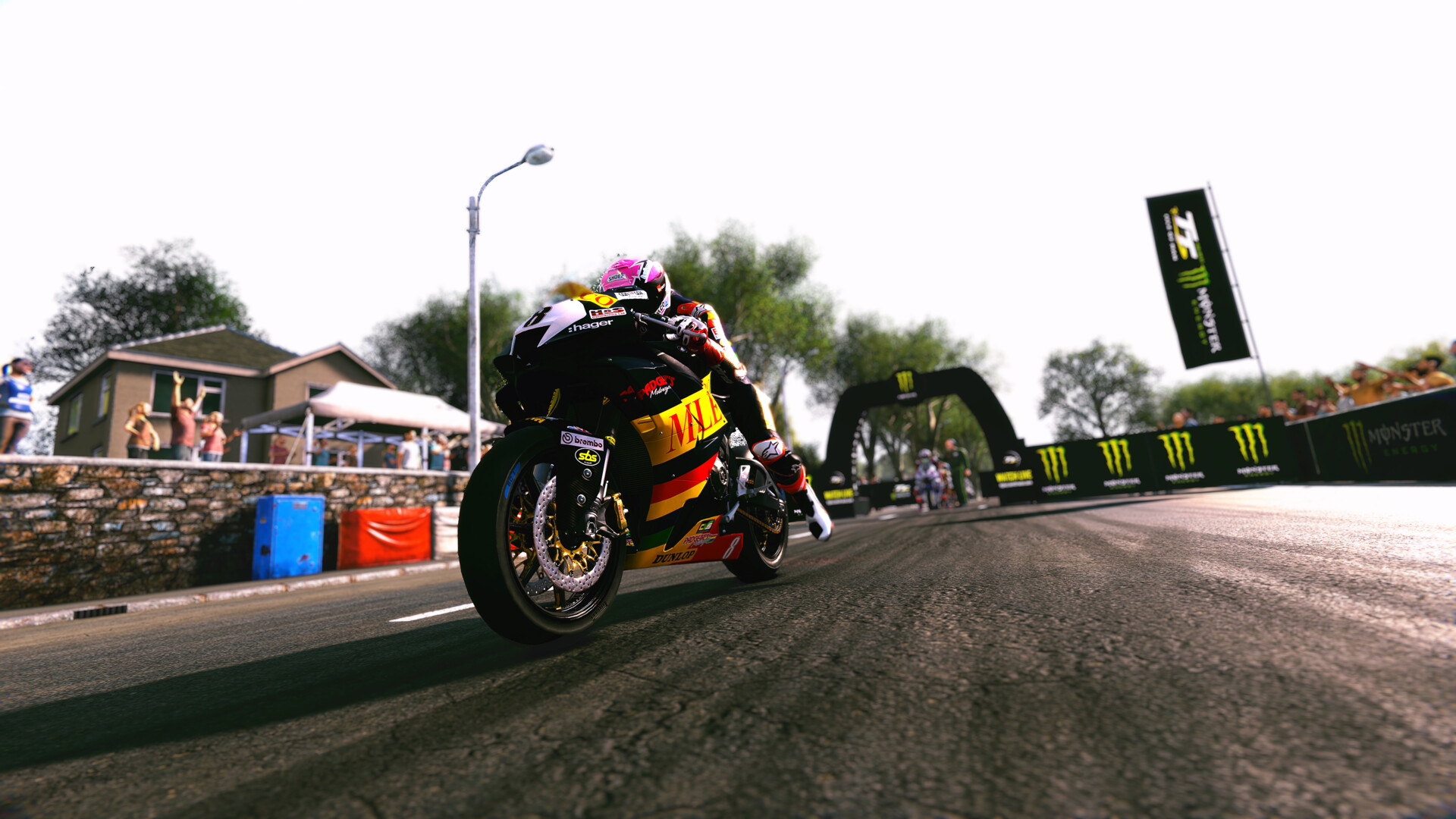 Скриншот из игры TT Isle of Man Ride on the Edge 3 - 12